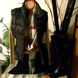 NWT BLACK AND GOLD ZIP PUFFER VEST.